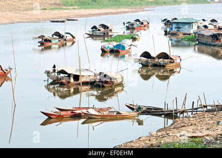 Boote in einem Hafen im Mekong-Delta, Vietnam Stockfoto
