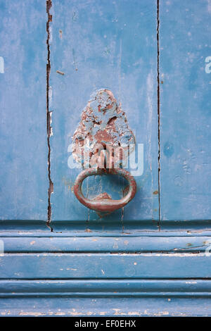 Alte Metall Türklopfer auf blau bemalte Holztür Stockfoto