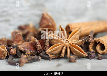 Anis Stern, Zimtstangen und Nelken auf Altholz grau Stockfoto