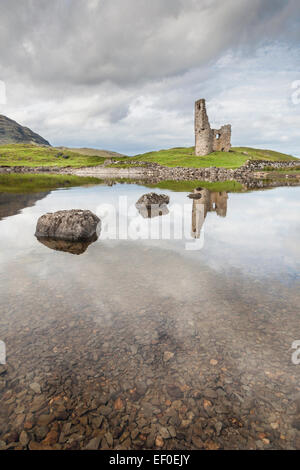 Ardvreck Castle am Loch Assynt in Schottland. Stockfoto