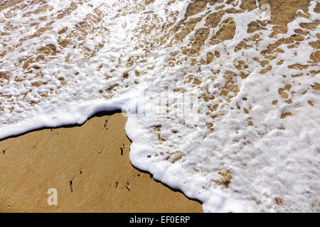 Welle am Strand abwaschen würde Buchdeckel passen. Stockfoto