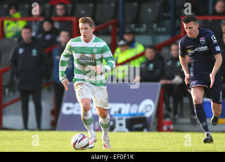 Dingwall, Schottland. 24. Januar 2015. Scottish Premier League. Ross County gegen Celtic. Kris Commons und Jamie Reckord Credit: Action Plus Sport/Alamy Live News Stockfoto