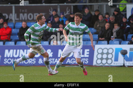 Dingwall, Schottland. 24. Januar 2015. Scottish Premier League. Ross County gegen Celtic. Kris Commons feiert sein Tor mit Liam Henderson Credit: Action Plus Sport/Alamy Live News Stockfoto