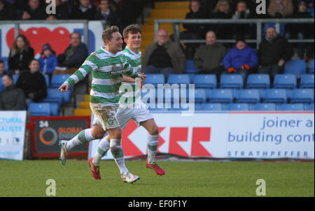 Dingwall, Schottland. 24. Januar 2015. Scottish Premier League. Ross County gegen Celtic. Kris Commons feiert sein Tor mit Liam Henderson Credit: Action Plus Sport/Alamy Live News Stockfoto