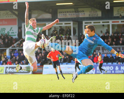 Dingwall, Schottland. 24. Januar 2015. Scottish Premier League. Ross County gegen Celtic. Antonio Reguero und John Guidetti springen zu einer Herausforderung Credit: Action Plus Sport/Alamy Live News Stockfoto