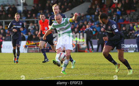 Dingwall, Schottland. 24. Januar 2015. Scottish Premier League. Ross County gegen Celtic. Scott Brown schießt vom Rand des Feldes Credit: Action Plus Sport/Alamy Live News Stockfoto