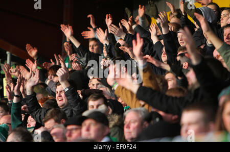 Dingwall, Schottland. 24. Januar 2015. Scottish Premier League. Ross County gegen Celtic. Celtic-Fans feiern den Sieg Credit: Action Plus Sport/Alamy Live News Stockfoto