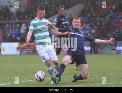 Dingwall, Schottland. 24. Januar 2015. Scottish Premier League. Ross County gegen Celtic. Scott Boyd rutscht Callum McGregor Credit: Action Plus Sport/Alamy Live News Stockfoto