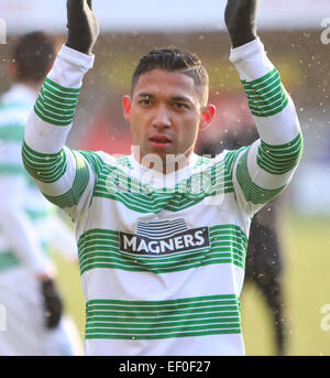 Dingwall, Schottland. 24. Januar 2015. Scottish Premier League. Ross County gegen Celtic. Emilio Izaguirre begrüßt den Reisenden Fans Credit: Action Plus Sport/Alamy Live News Stockfoto