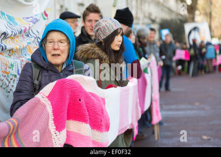 London, UK. 24. Januar 2015. Tausende von Frieden Aktivisten nahmen an der Wrap Up Trident Protest organisiert von der Kampagne für nukleare Disarmarment in Whitehall. Sie umkreist Regierungs-und Parlamentsgebäude mit einem rosa Frieden Schal gestrickt von Tausenden von Menschen aus der ganzen Welt. Nach den Parlamentswahlen 2015 müssen m/s eine endgültige Entscheidung über den Dreizack - Großbritanniens kalten Krieges Atomwaffen System zu ersetzen. Das £ 100 Milliarden kosten könnte und würde zu mehr Kürzungen wird zu Wohnraum, die NHS und Bildung führen. Foto: Nick Savage/Alamy Live-Nachrichten Stockfoto