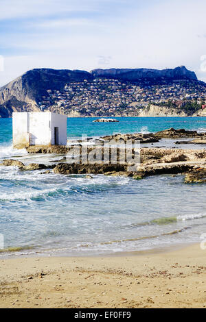 Calpe, Costa Blanca, Spanien, Blick über die Bucht auf die Berge Stockfoto