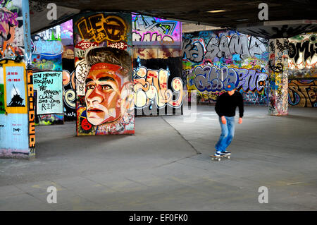 London, England, Vereinigtes Königreich. Undercroft unterhalb des Nationaltheaters - Veranstaltungsort für skateboarding und graffiti Stockfoto