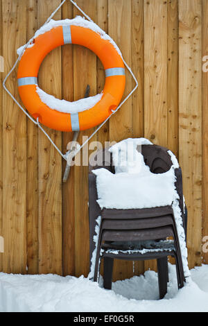 Rettungsring und Stühle. Stockfoto