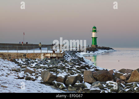 Der Westmole von Warnemünde im Winter. Stockfoto