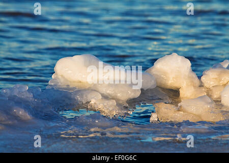 Eisgebilde an der Ostsee. Stockfoto