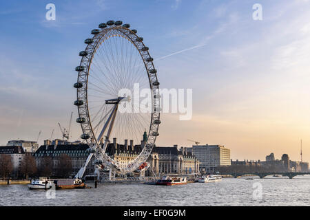 Blick auf das London Eye aus über die Themse. Stockfoto