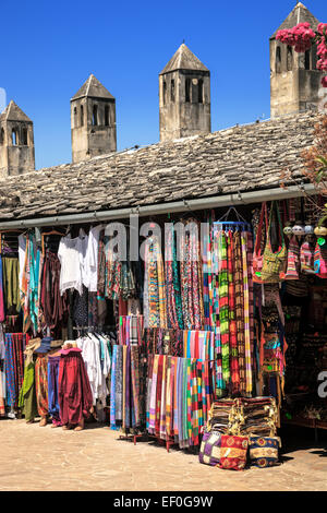 Schals außerhalb einen Souvenir-Shop in Bosnien und Herzegowina. Stockfoto