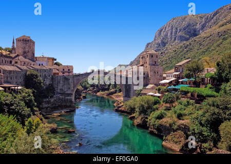 Die alte Brücke in Mostar mit smaragdgrünen Fluss Neretva. Bosnien und Herzegowina. Stockfoto