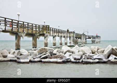 Wustrow Pier im Winter. Stockfoto