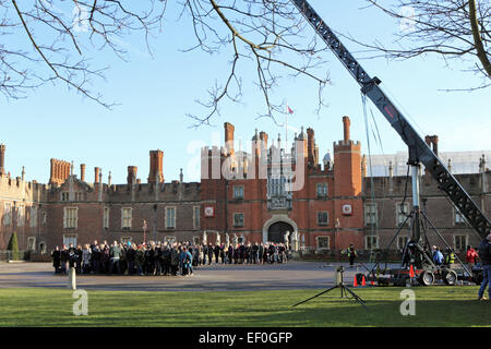 Hampton Court, SW London, England UK. 24. Januar 2015. Die Dreharbeiten fanden heute außerhalb des königlichen Palastes in Hampton Court für einen Werbefilm zu feiern den 500. Geburtstag des ehemaligen Herrenhauses umgewandelt in den Palast, die wir heute kennen. Bildnachweis: Julia Gavin UK/Alamy Live-Nachrichten Stockfoto