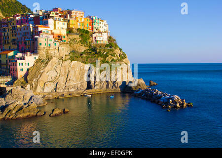 Manarola, Nationalpark Cinque Terre, Ligurien, Italien. Seestück bei Sonnenuntergang Stockfoto
