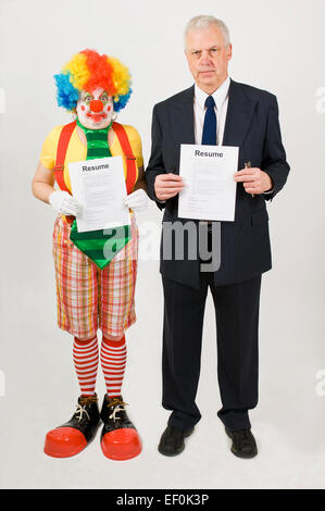 Geschäftsmann und Clown hält ihre Lebensläufe Stockfoto