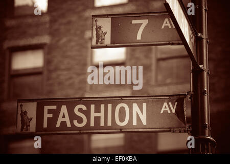 NEW YORK CITY - 19 FEB: Fashion Avenue Straßenansicht am 19. Februar 2014 in Manhattan, New York City. Es ist mit 8.4M Einwohnern die bevölkerungsreichste Stadt in den Vereinigten Staaten. Stockfoto