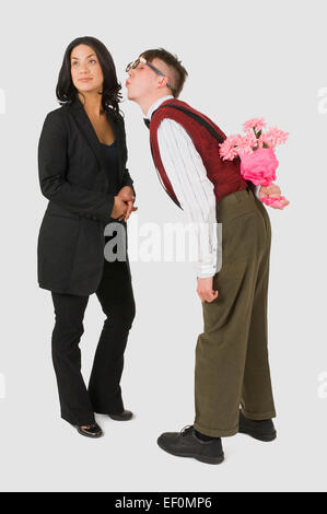 Nerdy aussehender Mann warten, schöne Frau zu küssen Stockfoto