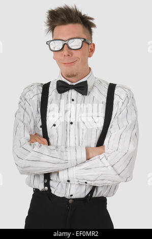 Mann mit Sonnenbrille Hosenträgern und Fliege Stockfoto