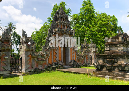 Eingang eines Indu-Tempels in Ubud, Bali, Indonesien. Stockfoto