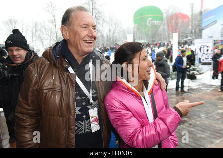 Kitzbüheler, Österreich. 24. Januar 2015. Ehemalige Daimler-Vorstandsvorsitzenden Jürgen Schrempp und seine Frau Lydia besuchen das Hahnenkamm-Rennen in Kitzbüheler, Österreich, 24. Januar 2015. Anlässlich der jährlichen Hahnenkamm-Rennen Stars treffen sich in der renommierten Ski-Hauptstadt. Foto: FELIX HOERHAGER/Dpa/Alamy Live News Stockfoto