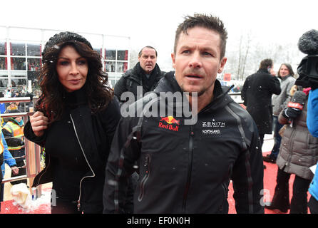 Kitzbüheler, Österreich. 24. Januar 2015. Extremsportler Felix Baumgartner und seine Firma Mihaela Schwartzenberg besuchen das Hahnenkamm-Rennen in Kitzbüheler, Österreich, 24. Januar 2015. Anlässlich der jährlichen Hahnenkamm-Rennen Stars treffen sich in der renommierten Ski-Hauptstadt. Foto: FELIX HOERHAGER/Dpa/Alamy Live News Stockfoto