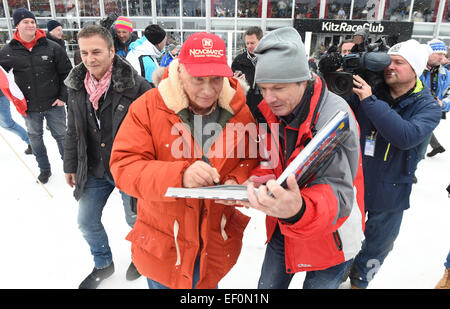 Kitzbüheler, Österreich. 24. Januar 2015. Motorsport-Legende Nicki Lauda (L) Autogramme während des Hahnenkamm-Rennens in Kitzbüheler, Österreich, 24. Januar 2015. Anlässlich der jährlichen Hahnenkamm-Rennen Stars treffen sich in der renommierten Ski-Hauptstadt. Foto: FELIX HOERHAGER/Dpa/Alamy Live News Stockfoto