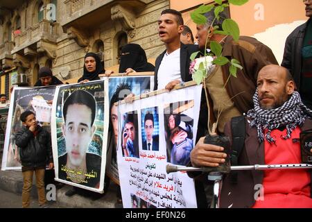 Kairo, Ägypten. 24. Januar 2015. Die Familien der Märtyrer der Protest protestieren vor dem vierten Jahrestag der Revolution Sturz des ehemaligen Präsidenten Hosni Mubarak, auf dem Tahrir Platz, Kairo, Ägypten, 24. Januar 2015. Bildnachweis: Ahmed Gomaa/Xinhua/Alamy Live-Nachrichten Stockfoto