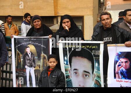 Kairo, Ägypten. 24. Januar 2015. Die Familien der Märtyrer der Protest protestieren vor dem vierten Jahrestag der Revolution Sturz des ehemaligen Präsidenten Hosni Mubarak, auf dem Tahrir Platz, Kairo, Ägypten, 24. Januar 2015. Bildnachweis: Ahmed Gomaa/Xinhua/Alamy Live-Nachrichten Stockfoto