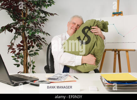 Bankdirektor umarmt Beutel mit Geld Stockfoto