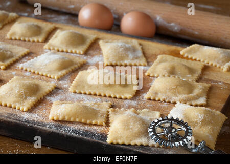 Rohe Agnolotti Teigwaren auf Schneidebrett Stockfoto