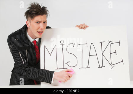 Mann mit einem Schild, das sagt Fehler Stockfoto