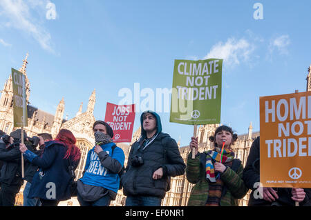 Westminster, London, UK, 24. Januar 2015.  Demonstranten im zentralen Londoner Bühne ein Massenprotest gegen Regierung Pläne für £ 100 Milliarden ersetzen Trident, Großbritanniens kalten Krieges Atomwaffen System ausgeben.  Sie umgeben, Regierung und Parlamentsgebäude mit einem Frieden Schal gestrickt von Tausenden von Menschen.  Bildnachweis: Stephen Chung/Alamy Live-Nachrichten Stockfoto