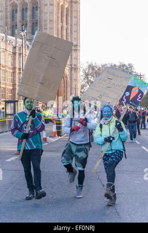 Westminster, London, UK, 24. Januar 2015.  Demonstranten im zentralen Londoner Bühne ein Massenprotest gegen Regierung Pläne für £ 100 Milliarden ersetzen Trident, Großbritanniens kalten Krieges Atomwaffen System ausgeben.  Sie umgeben, Regierung und Parlamentsgebäude mit einem Frieden Schal gestrickt von Tausenden von Menschen.  Bildnachweis: Stephen Chung/Alamy Live-Nachrichten Stockfoto