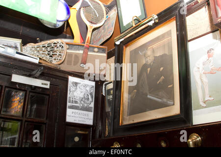 London, UK. 24. Januar 2015. Kredit-Erinnerungsstücke von Sir Winston Churchill in der Churchill Arms in London zum Gedenken an den 50. Jahrestag von Tod und staatlichen Begräbnis von der britischen Kriegsführer der Zeit Sir Winston Churchill am 24. Januar 1965: Amer Ghazzal/Alamy Live-Nachrichten Stockfoto