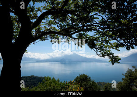 Blick auf Lake Atitlan in Guatemala Stockfoto