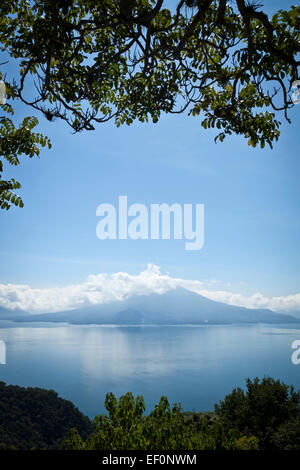 Blick auf Lake Atitlan in Guatemala Stockfoto