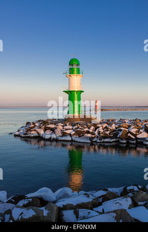 Mole in Warnemünde (Deutschland) im Winter. Stockfoto