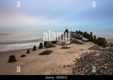 Buhnen am Ufer der Ostsee. Stockfoto