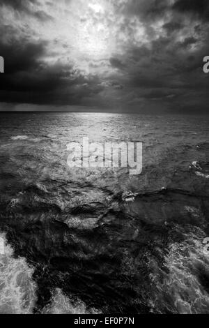 Blick auf stürmischer See und dramatische Wolken im Atlantischen Ozean. Stockfoto