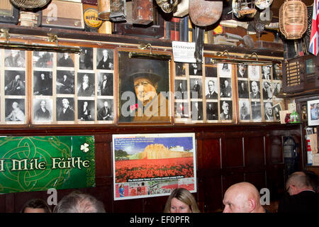 London, UK. 24. Januar 2015. Erinnerungsstücke von Sir Winston Churchill in der Churchill Arms in London als Großbritannien Gedenken zum 50. Jahrestag von Tod und staatlichen Begräbnis von der britischen Kriegsführer der Zeit Sir Winston Churchill am 24. Januar 1965 Credit: Amer Ghazzal/Alamy Live-Nachrichten Stockfoto