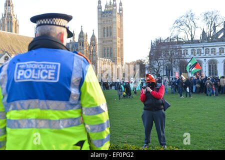 Parliament Square, London, UK. 24. Januar 2015. Mitglieder des Protestes Gruppe "Besetzen", geben Sie Parliament Square nach dem Besuch des Trident/CND-Marsches. Bildnachweis: Matthew Chattle/Alamy Live-Nachrichten Stockfoto