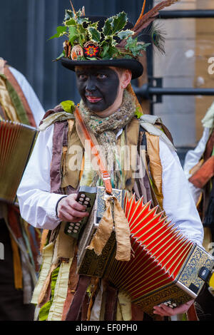 Penkhull Domesday Morris Tänzer, schwarz gesichtig, tragen lange fließende zerrissene alte Lumpen, Kleidung aus breiten Bolzen Material, Kleidung & Tanzfeier, Outdoor-Veranstaltung, Street Dancer, kostümierte Tänzer am Holly Holy Holy Day & Belagerung von Nantwich Re-enactment. Holy Holy Day erinnert an die Aufhebung der Belagerung von Nantwich während des englischen Bürgerkrieges am 25th. Januar 1644 und der Name ist von den Einheimischen tragen Zweige von Holly in ihren Hüten zu feiern abgeleitet. Die Gedenkfeier geht auf über 40 Jahre zurück, als eine von der Nantwich History Society organisierte Zeremonie zur Kranzniederlegung von Stechpalmkränzen begann Stockfoto