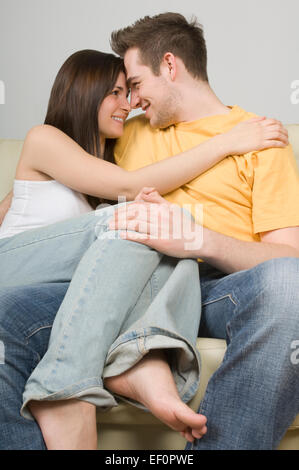 Paar, umarmen, auf couch Stockfoto